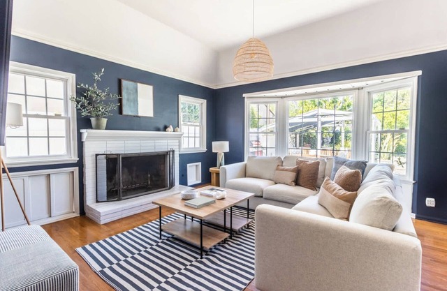 Charming Cottage Retreat w Pool in West LA Oasis