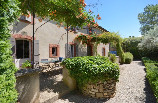 Charming cottage - Swimming pool and shaded arbor