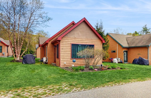 Charming Cottage with a Game Room, Pool, and Coastal Attractions Nearby