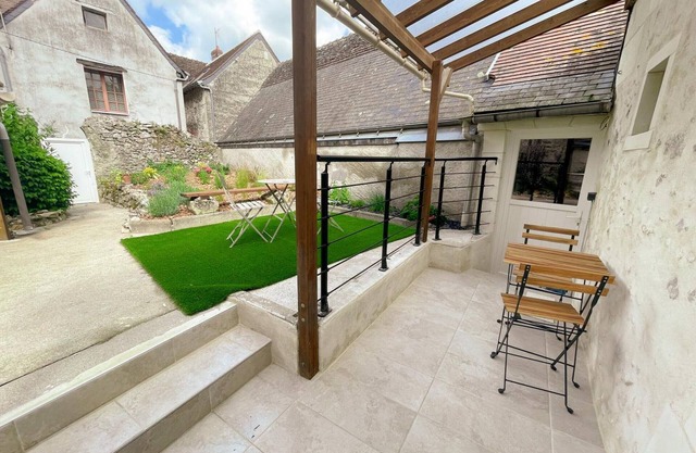 Charming Cottage with AC, Enclosed Garden, and Secure Garage near Villandry Castle