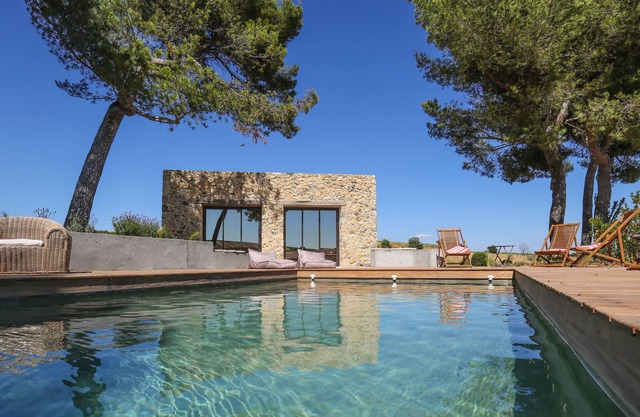 Charming cottage with heated pool in a vineyard