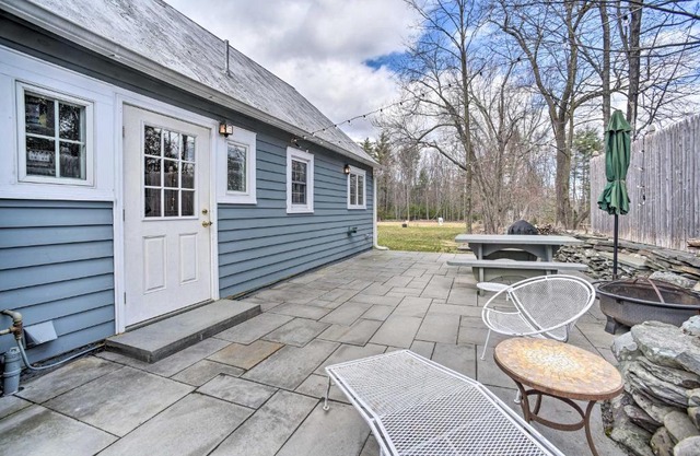Charming Cottage with Yard - 2 Mi to Tinker St!