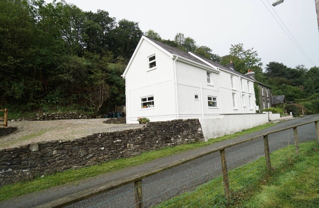 Charming country cottage, in peaceful location near Llandeilo & Carmarthen