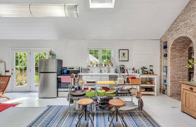 Charming Country Cottage, Large Pool, Close to Trails and Vineyards