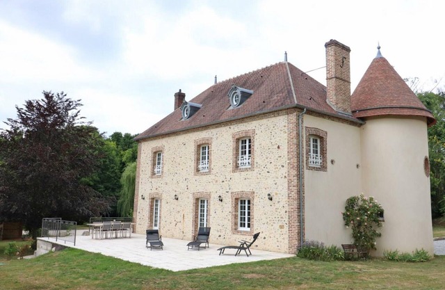 Charming Country House: 3 Bedrooms, Private Garden, Terrace, Central Heating, Near Lake, Free WiFi