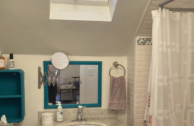 Charming cozy place- walk to downtown and Bart