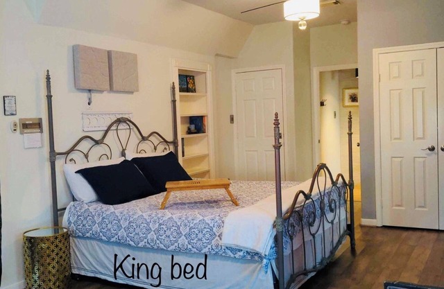 Charming Cozy studio in Sugar Land TX with AC, small pets ok.