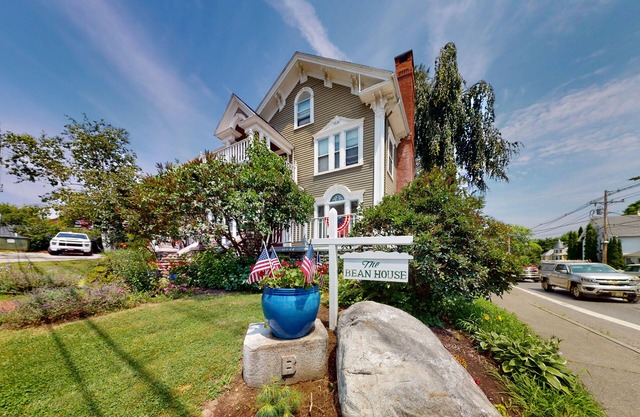 Charming dog-friendly studio with kitchenette, balcony, fast WiFi, & W/D