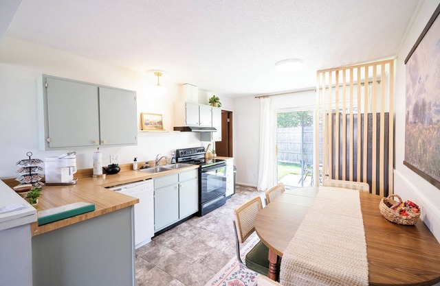 Charming Duplex, King Bed, Quiet Area, Near UIUC