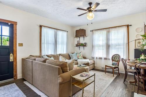 Charming Edwardsville Home Walk to Downtown!