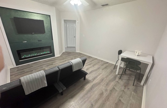 Charming Evergreen Heights 1-bedroom apartment with WiFi, AC in Spring Hill ,Fl