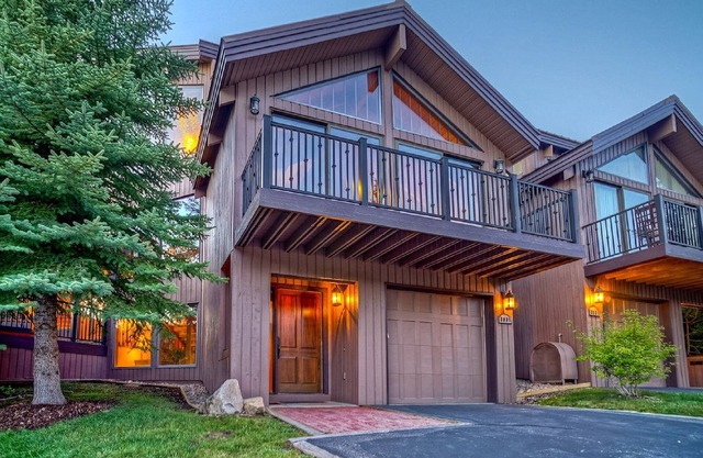 Charming family- friendly 4-bedroom villa with wi-fi and hot tub