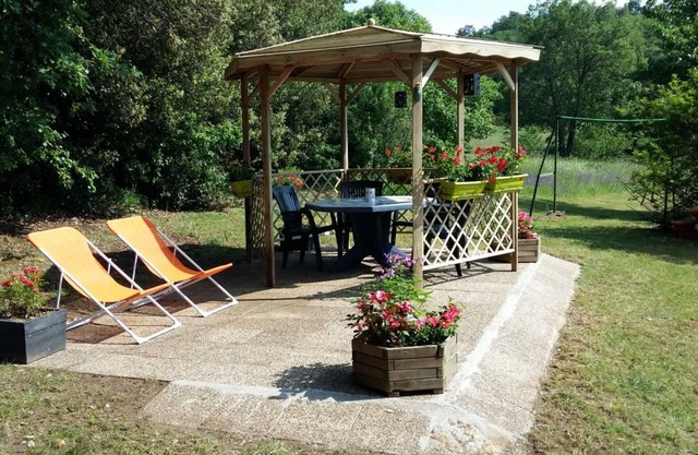 Charming Farmhouse with WiFi, Fireplace, and Large Garden near Dordogne River