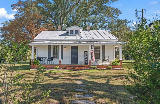 Charming Farmhouse in Mineral, conveniently located near Short Pump & Lake Anna