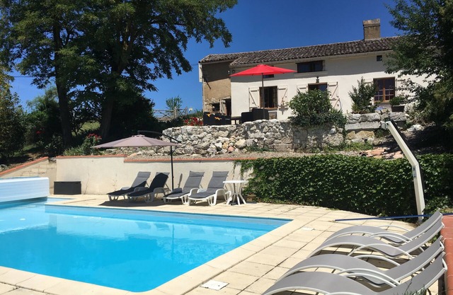 Charming farmhouse near Toulouse with swimming pool. Pet and family friendly.