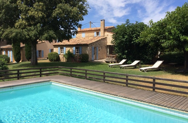 Charming farmhouse with stunning views on the Luberon mountains