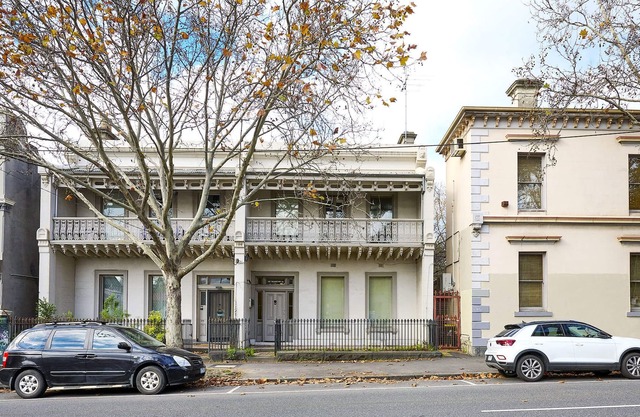 Charming Fitzroy Retreat: Art, Dining, Serenity