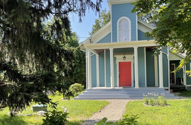 Charming former church near the Hudson w/hot tub. A tranquil retreat.
