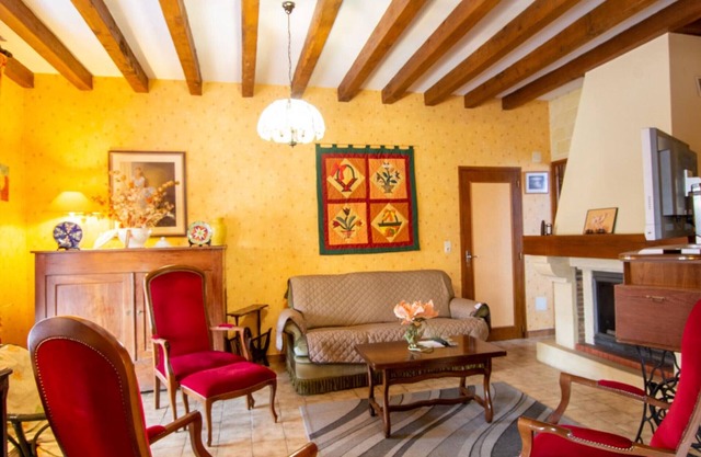 Charming Countryside Home: Fireplace, Terrace, Pets Welcome