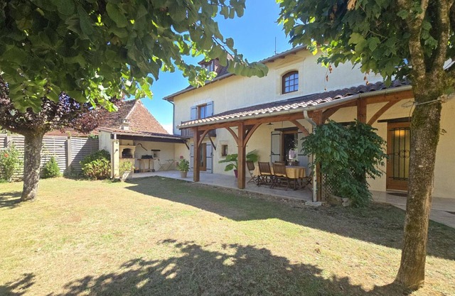 Charming Village House with Fireplace, Wi-Fi & Bikes Close to Périgueux