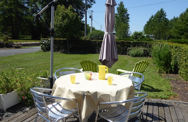 Charming Countryside Retreat with Heated Pool and Fireplace, Ideal for Nature Lovers!