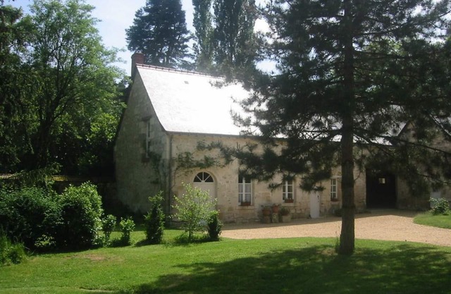 Charming cottage in Saint-Benoît-la-Forêt with private garden, near Loire Castles
