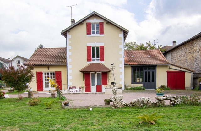 Charming 3BR House with Garden, Terraces, and Bikes Near Brantôme