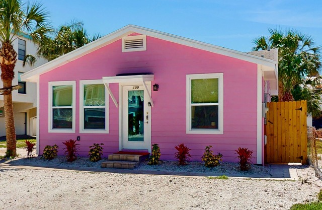 Charming, fully remodeled cottage steps from beach with WiFi & central AC