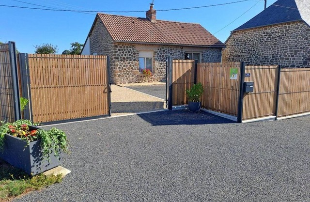 Charming Granite Cottage: Secluded Garden, Baby-Friendly, Amenities Included, Near Leisure Base