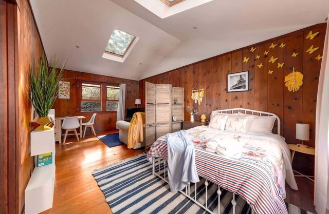 Charming Garden Cottage – Walk to UC Berkeley & BART | Private Parking & Cozy Ur
