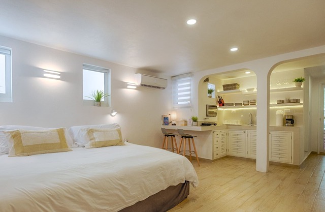 Charming garden view studio with beach access, WiFi and AC.