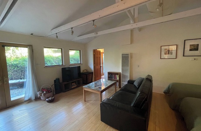 Charming guest cottage in Santa Barbara with access to hiking and the beach