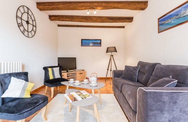 Charming House in Saint-Pierre-Langers with Parking