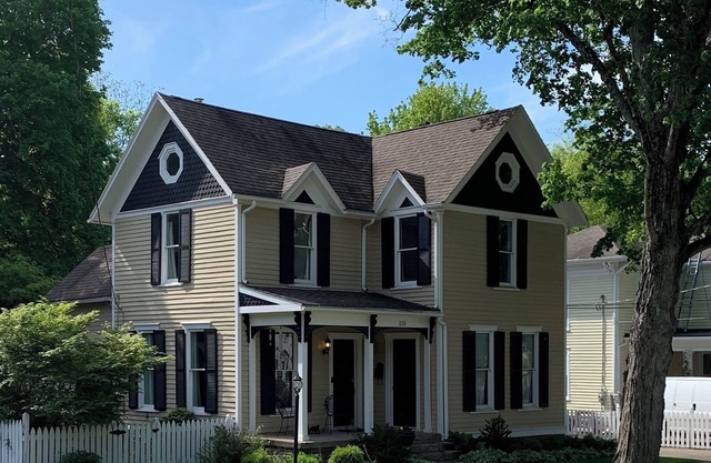 Charming Historic 4-bedroom House in Downtown Granville with AC and WiFi