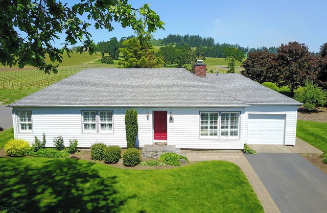 Charming Historic Cottage on Vineyard