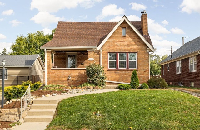 Charming Historic Fully Updated Home- Sleeps 12-13. Pet friendly!