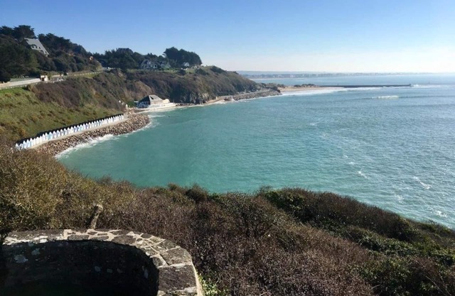 Charming house with direct beach access and exceptional sea view.