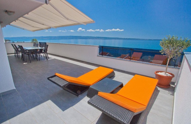 Charming Holiday House in Podstrana with Green Garden