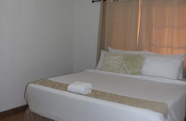 Charming hotel in San Pedro Sula with Pool, Grilling area, AC & Ping Pong table