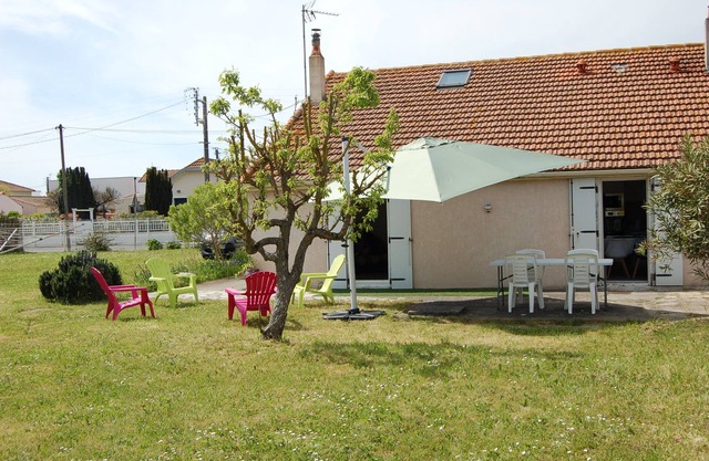 Charming house with garden 5 min walk from the beach and 10' from the shops!
