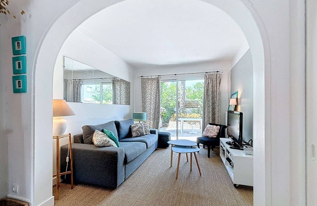 Charming House: 3 Rooms, Terrace, 400m from Beach, Near Center