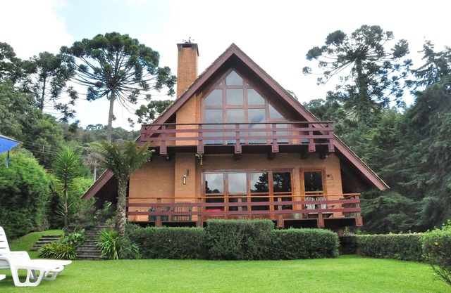 charming house in the midst of Campos do Jordao Mountains with tennis court.