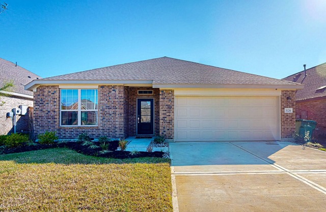 Charming house close to Lake Conroe with full kitchen, backyard & fitness room