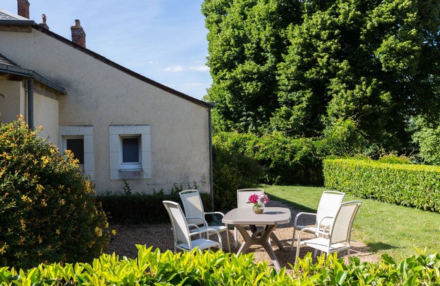 Charming house dependence of a castle, 6 people, 50m2 living room, large park