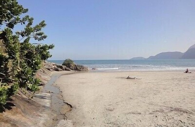 Charming house of architect, 80 meters from the beach, within Condominium.