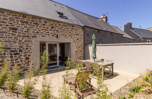 Charming house with terrace in Bretteville