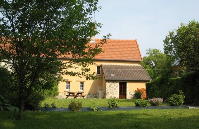 Charming House with Garden, Fireplace, and Modern Amenities in Peaceful Countryside Setting
