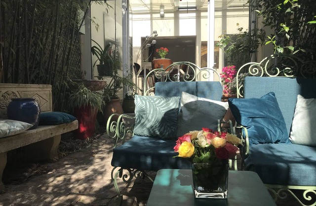 Charming house with green et private courtyard.