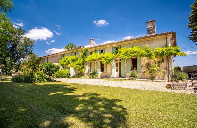 Charming house with large heated swimming pool near Saint-Emilion