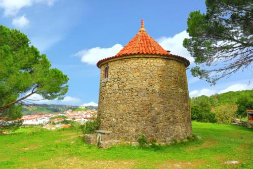 Charming House with Shared Pool in Porto de Mós.